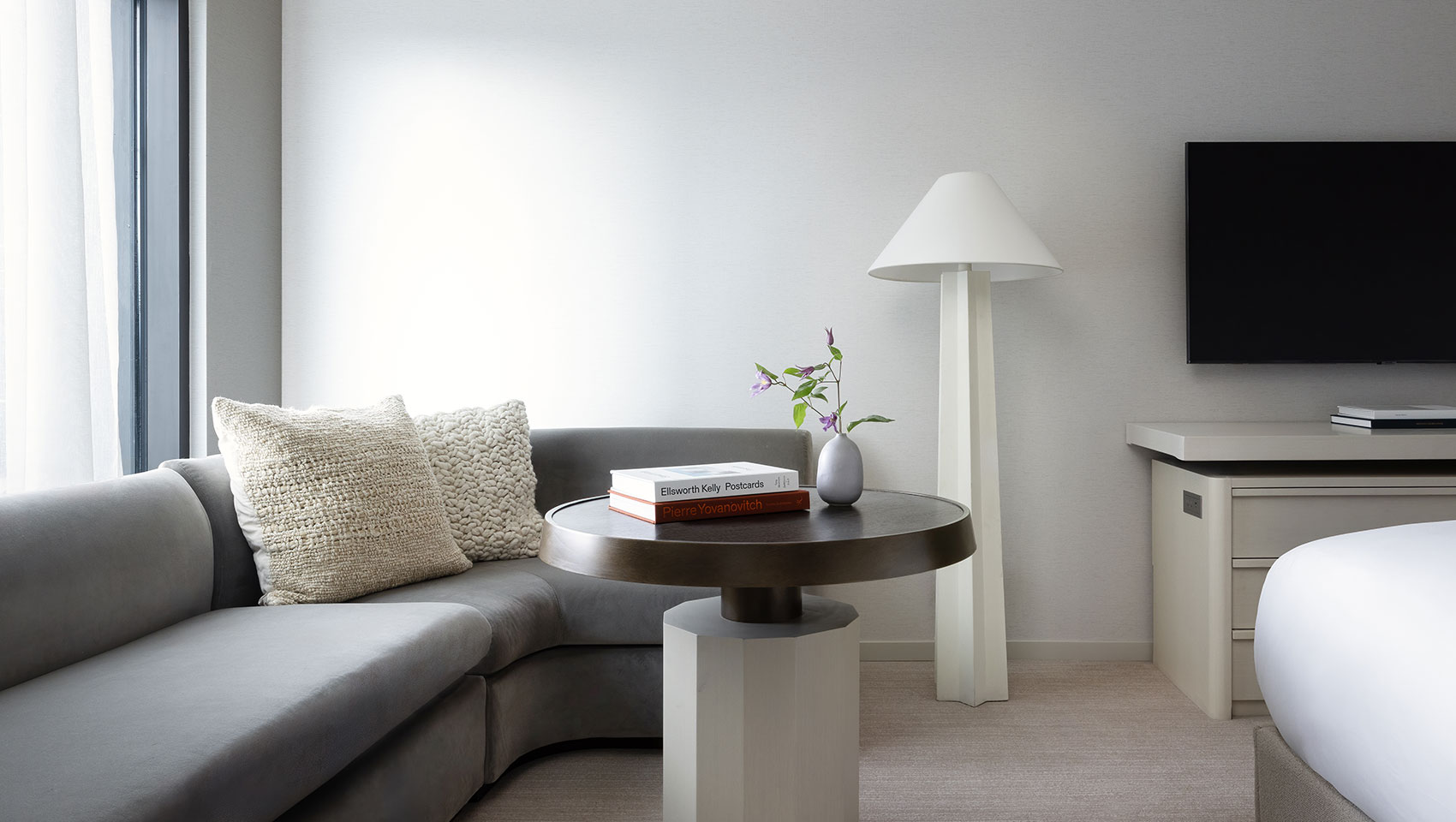 claret king guestroom lounge area